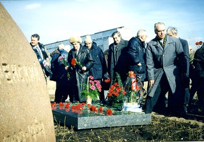 Возложение цветов на могилу Л.В. Киренского