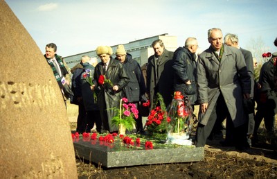 Возложение цветов на могилу Киренского