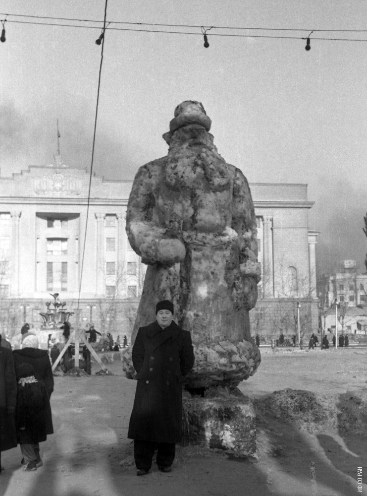 Л.В. Киренский на центральной площади Красноярска  