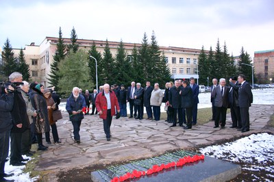 Возложение цветов к памятнику Л.В. Киренского