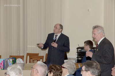 В конференц-зале Института физики СО РАН